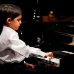 niño toca el piano